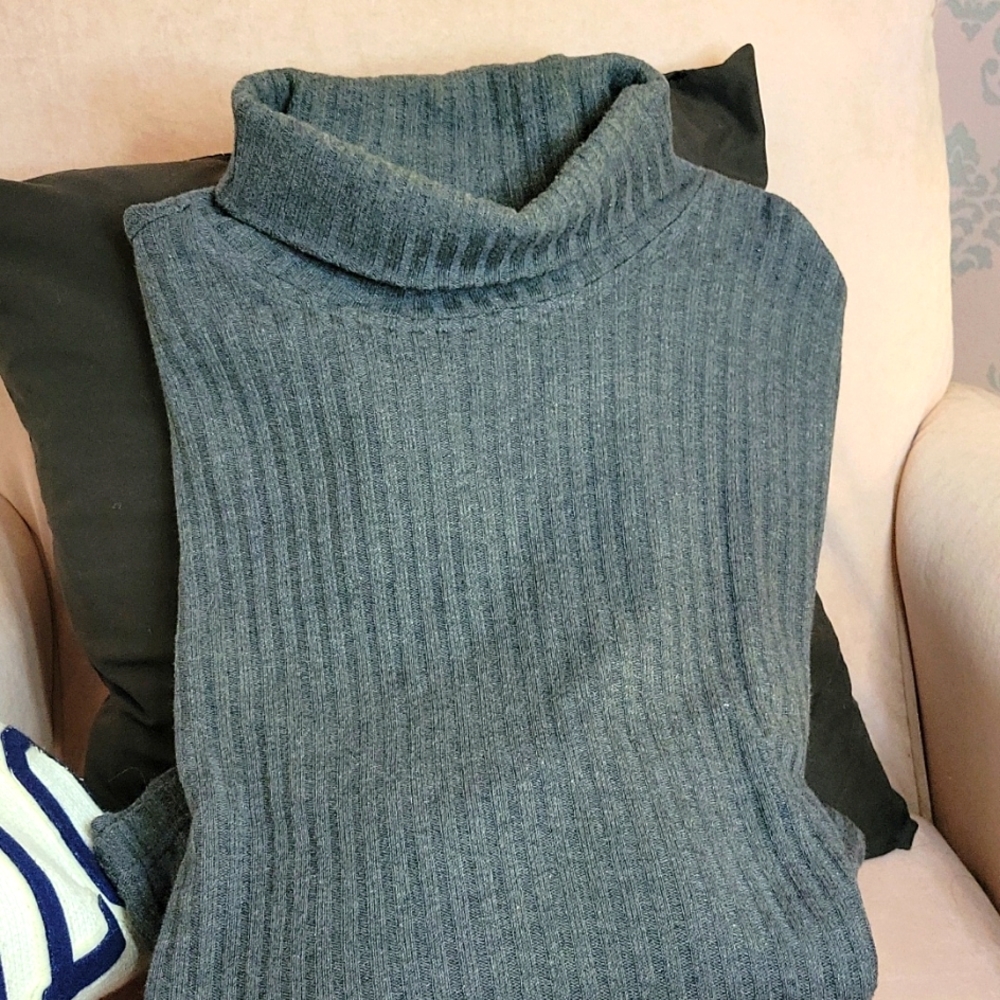 Perry Ellis long sleeve sweater